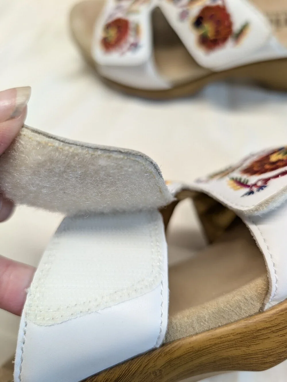 Alegria Linn-600N White Leather & Floral Embroidered Comfort Wedge Sz 39 = 8/8.5